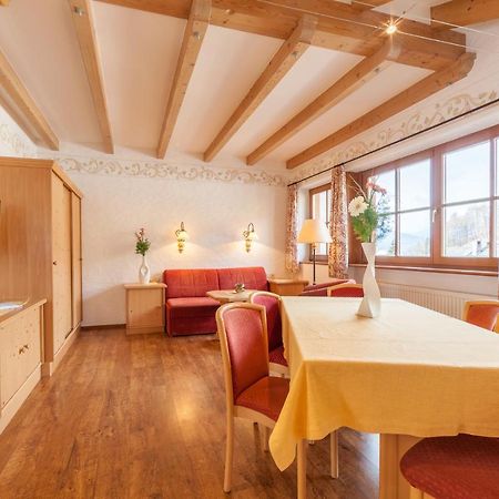 Haus Zur Vogelweide Apartman Dobbiaco Kültér fotó
