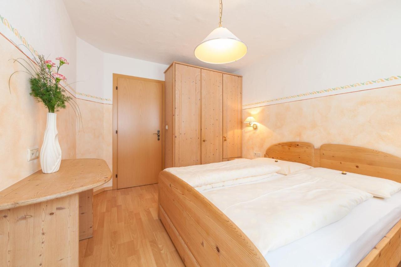 Haus Zur Vogelweide Apartman Dobbiaco Kültér fotó