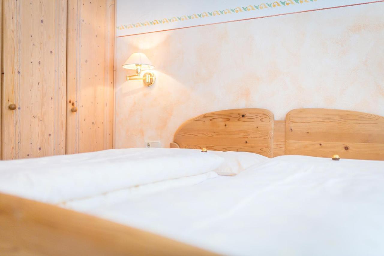 Haus Zur Vogelweide Apartman Dobbiaco Kültér fotó