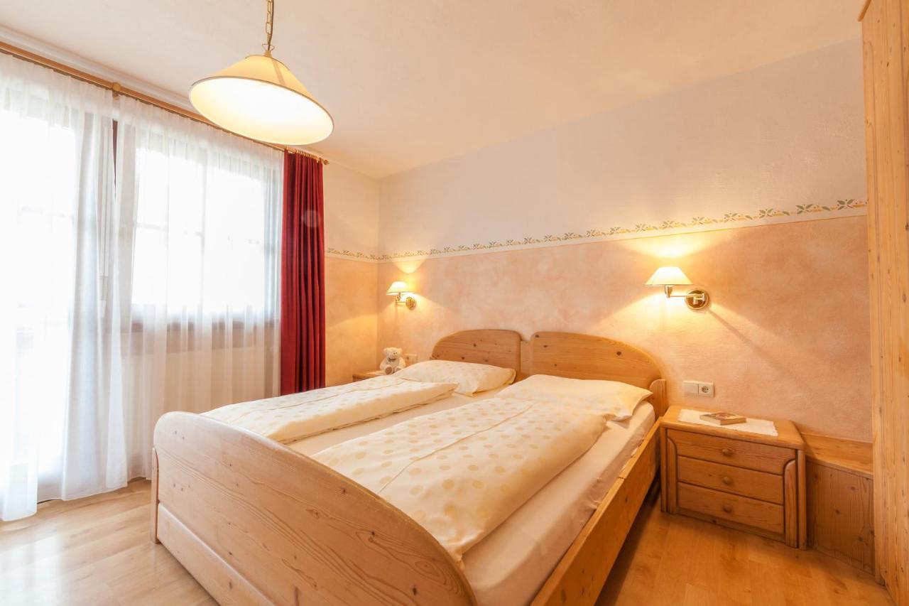 Haus Zur Vogelweide Apartman Dobbiaco Kültér fotó