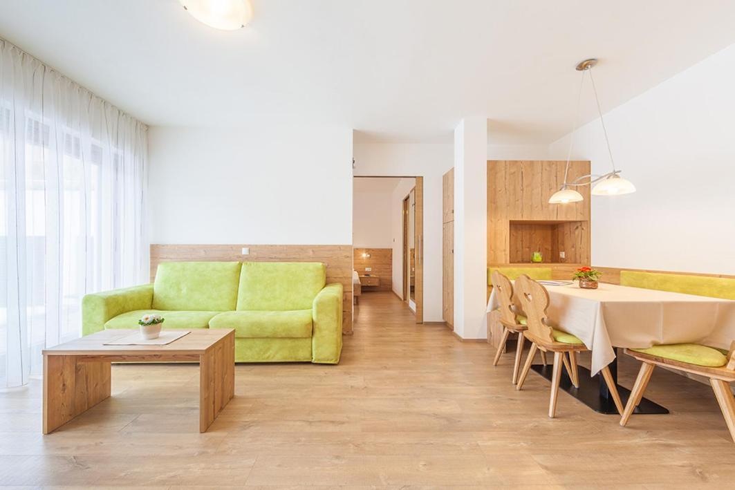 Haus Zur Vogelweide Apartman Dobbiaco Kültér fotó