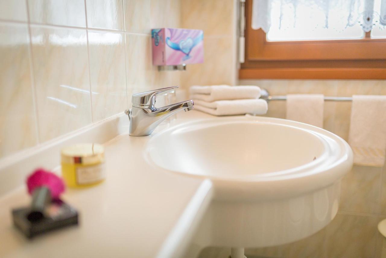 Haus Zur Vogelweide Apartman Dobbiaco Kültér fotó