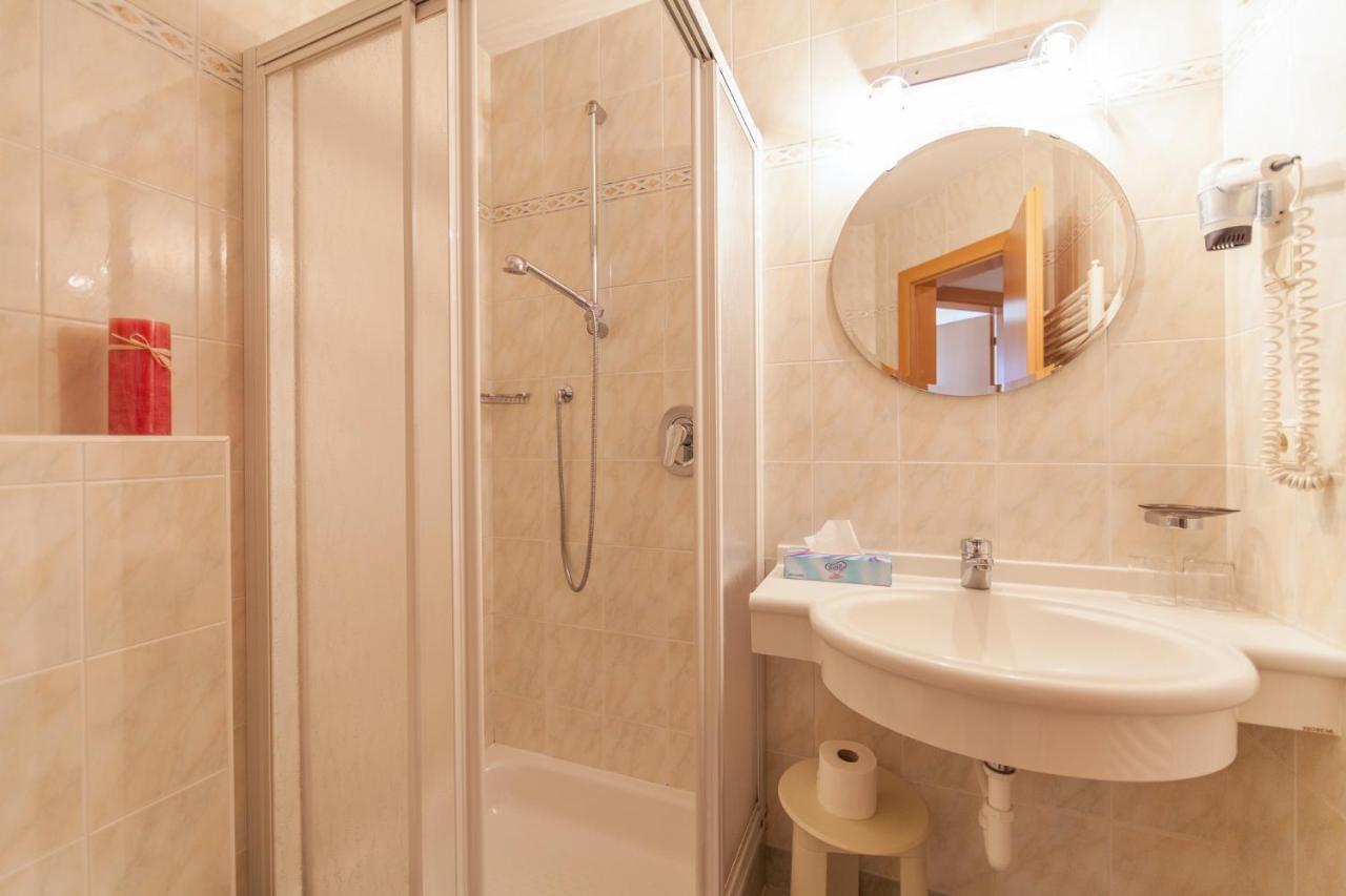 Haus Zur Vogelweide Apartman Dobbiaco Kültér fotó