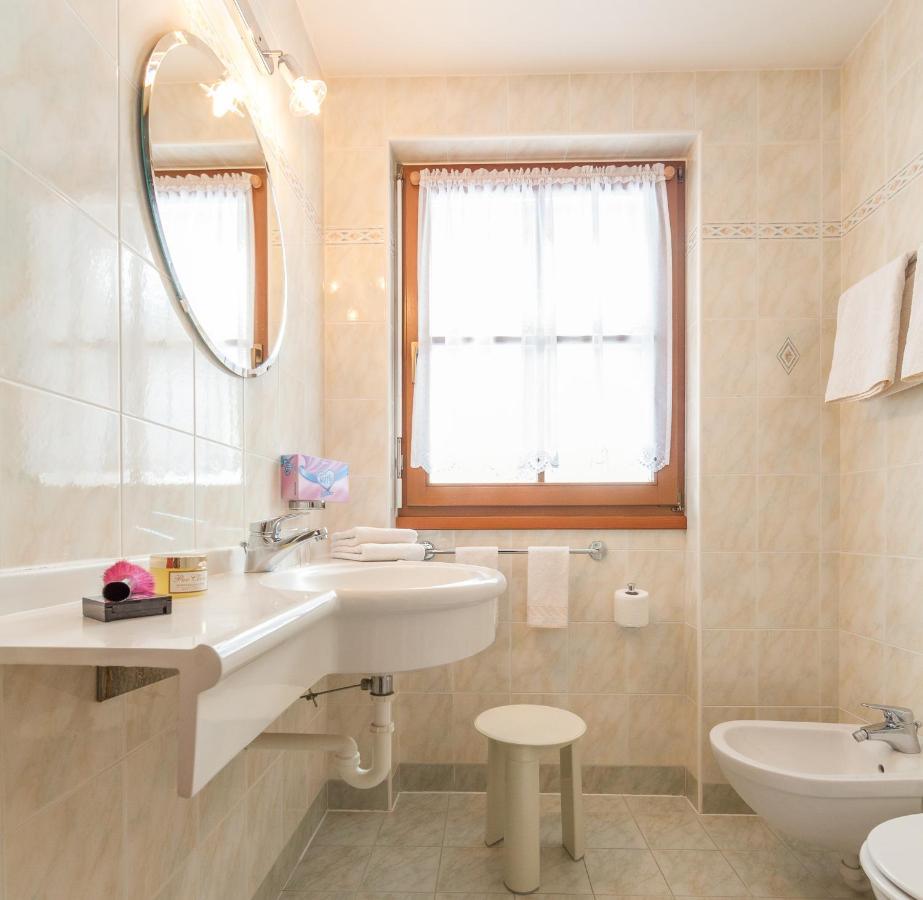 Haus Zur Vogelweide Apartman Dobbiaco Kültér fotó