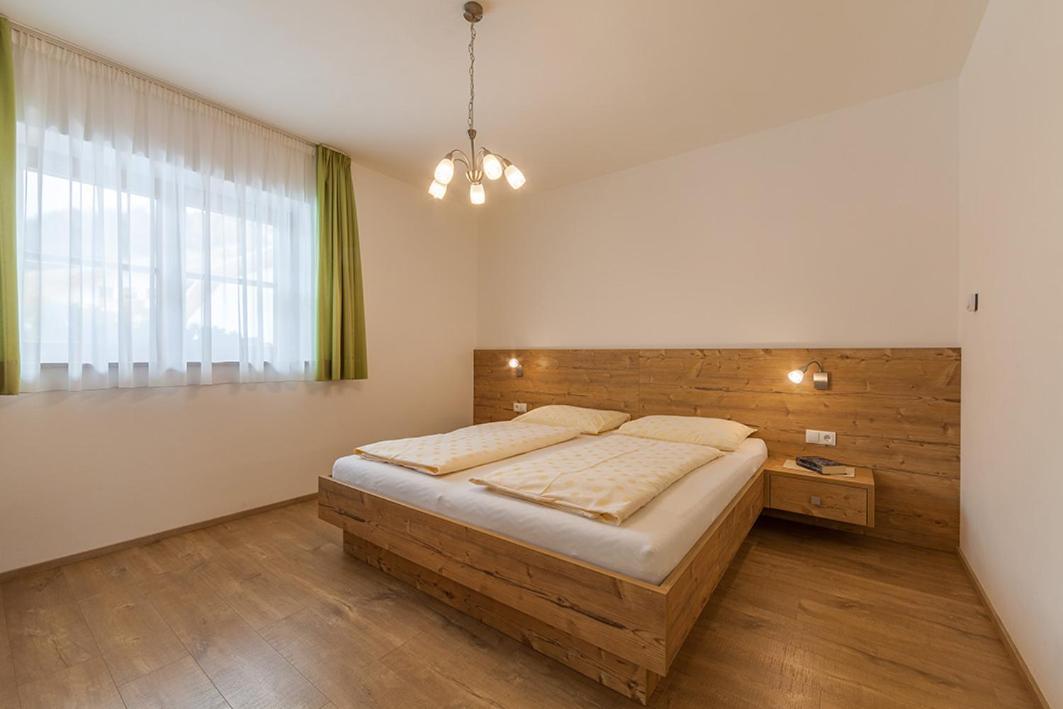 Haus Zur Vogelweide Apartman Dobbiaco Kültér fotó