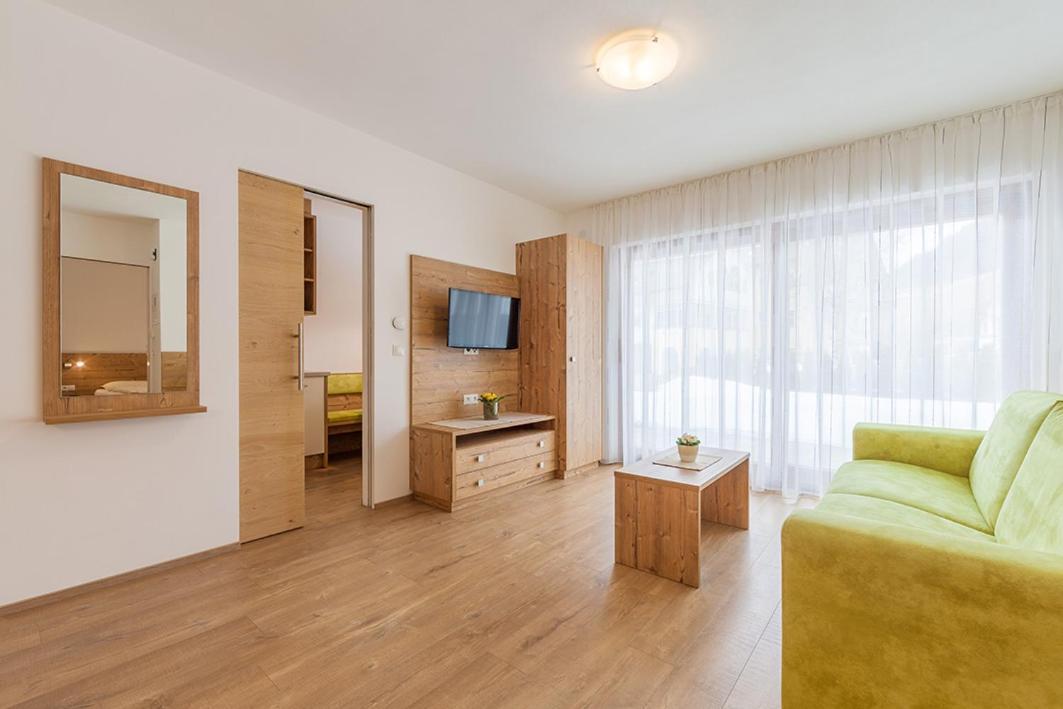 Haus Zur Vogelweide Apartman Dobbiaco Kültér fotó