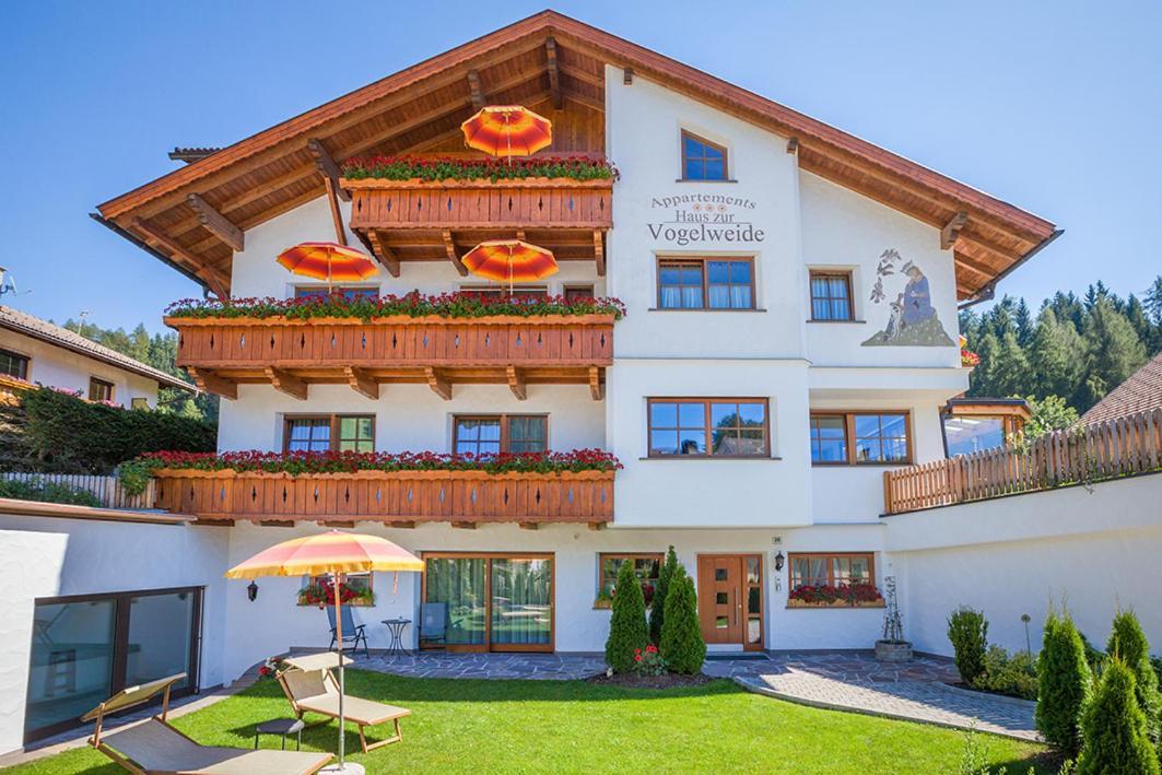 Haus Zur Vogelweide Apartman Dobbiaco Kültér fotó