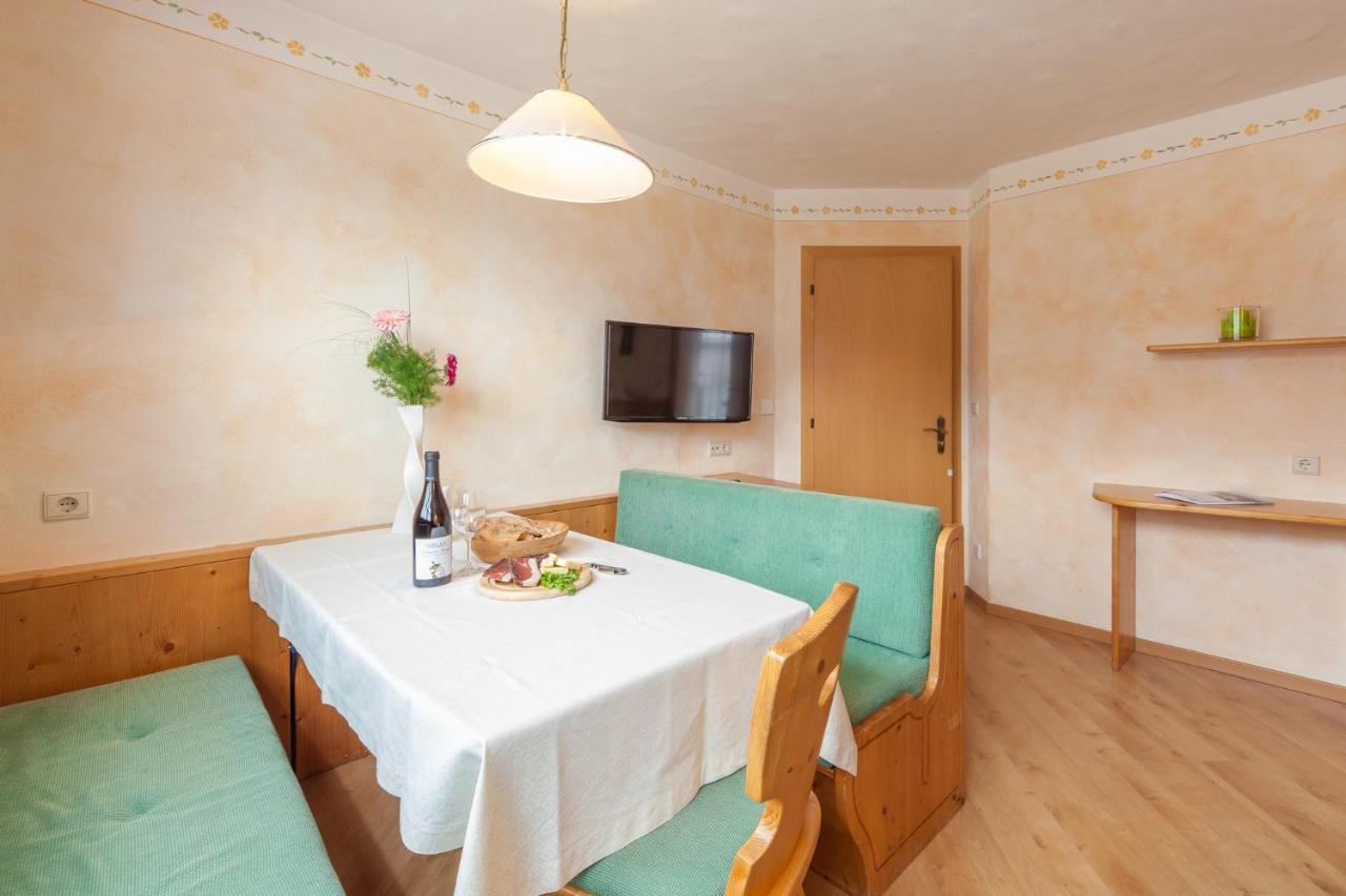 Haus Zur Vogelweide Apartman Dobbiaco Kültér fotó