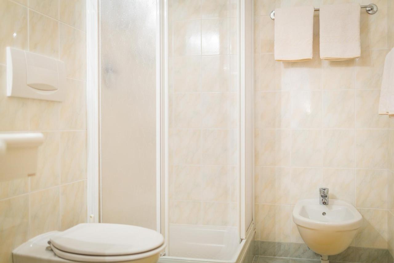 Haus Zur Vogelweide Apartman Dobbiaco Kültér fotó