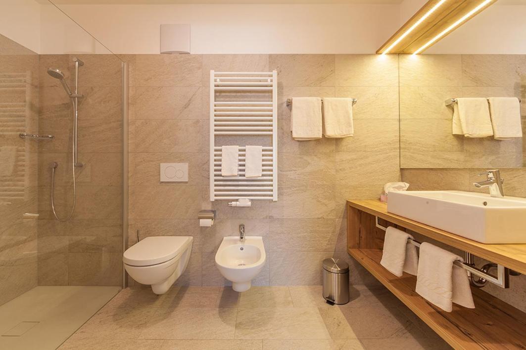 Haus Zur Vogelweide Apartman Dobbiaco Kültér fotó
