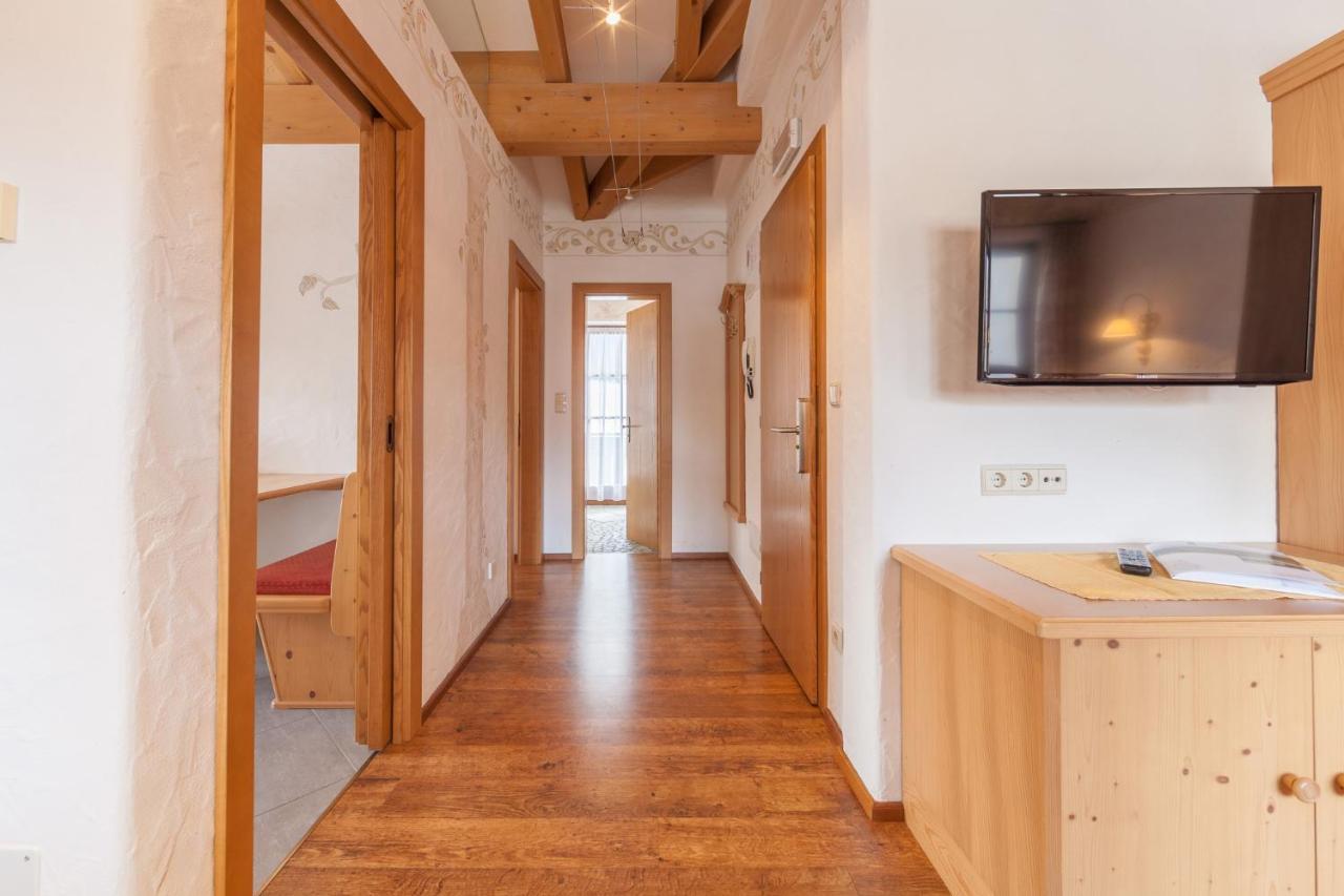 Haus Zur Vogelweide Apartman Dobbiaco Kültér fotó