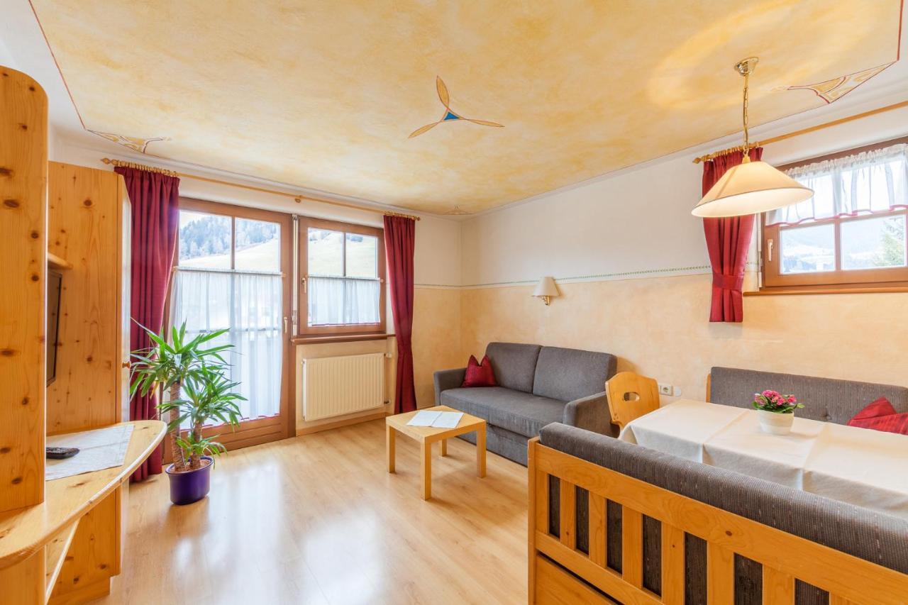 Haus Zur Vogelweide Apartman Dobbiaco Kültér fotó