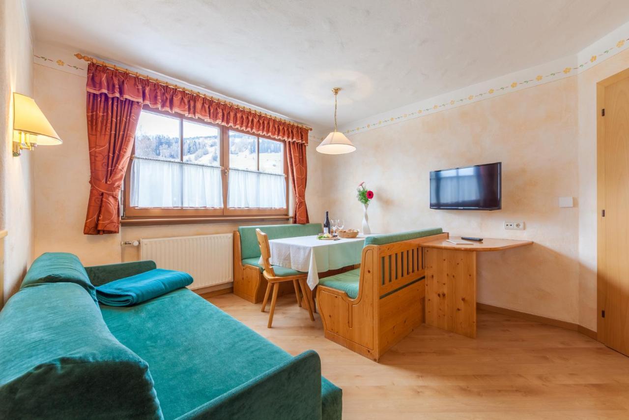 Haus Zur Vogelweide Apartman Dobbiaco Kültér fotó