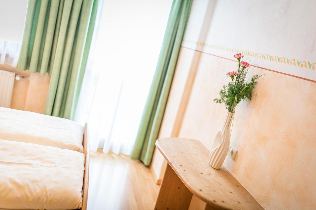 Haus Zur Vogelweide Apartman Dobbiaco Kültér fotó