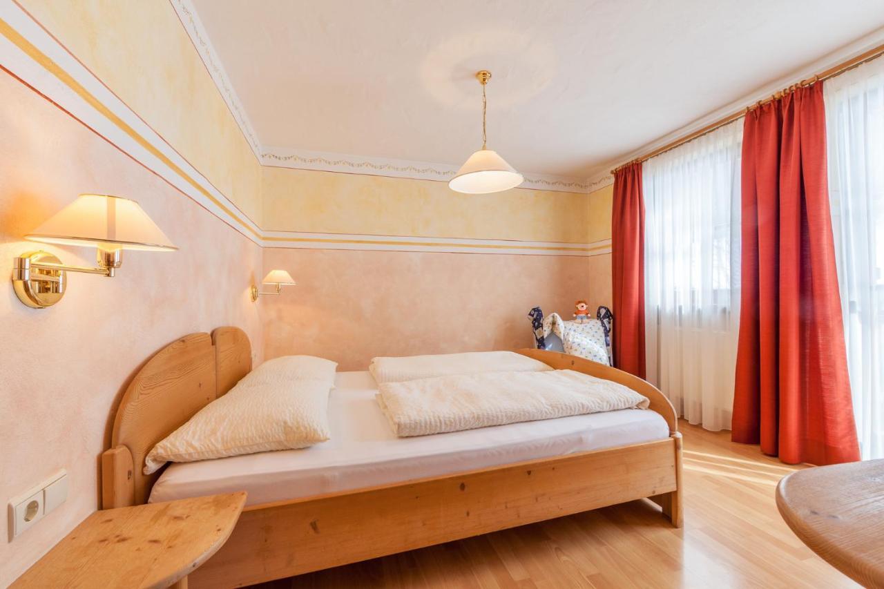 Haus Zur Vogelweide Apartman Dobbiaco Kültér fotó