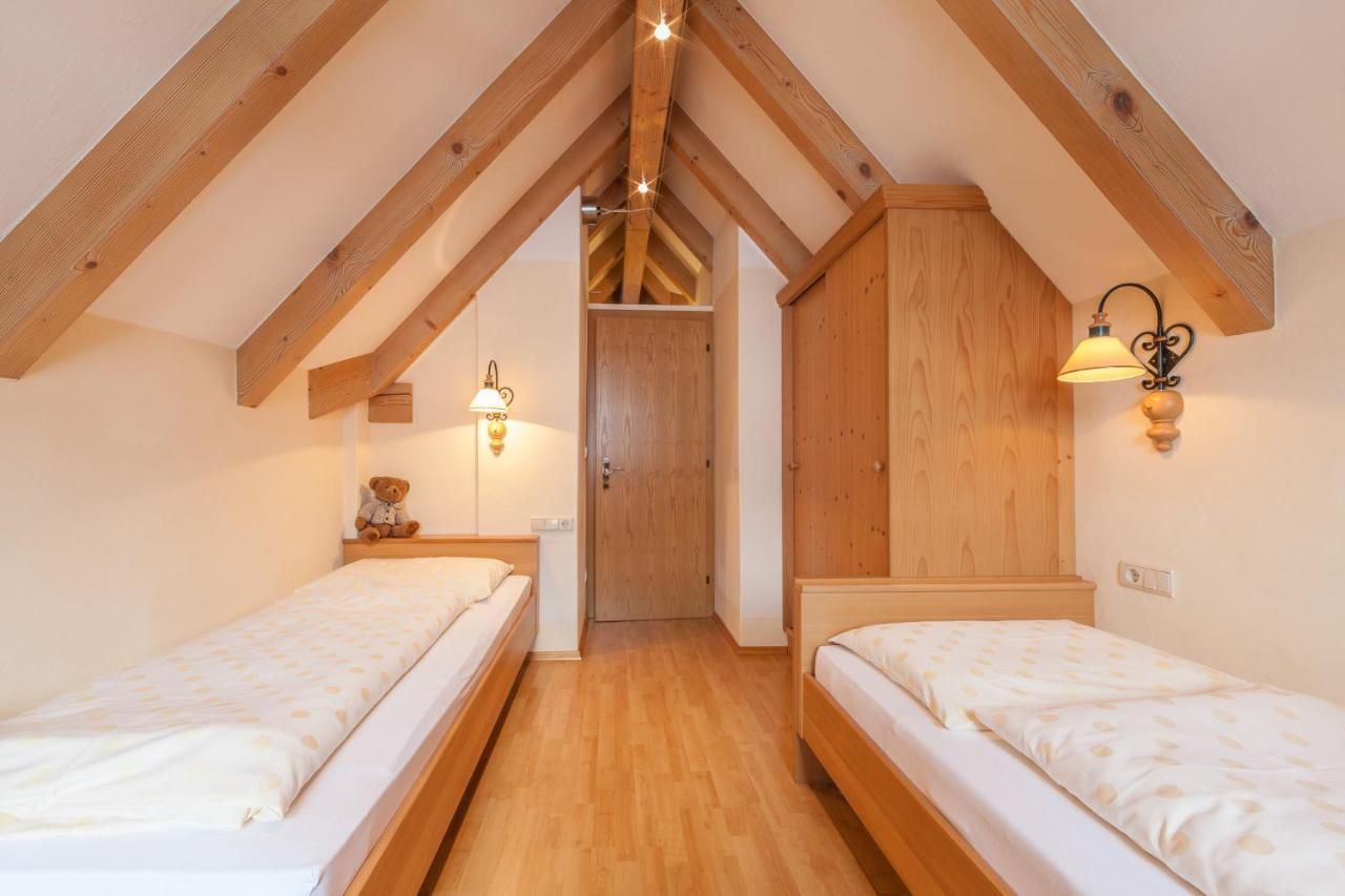 Haus Zur Vogelweide Apartman Dobbiaco Kültér fotó