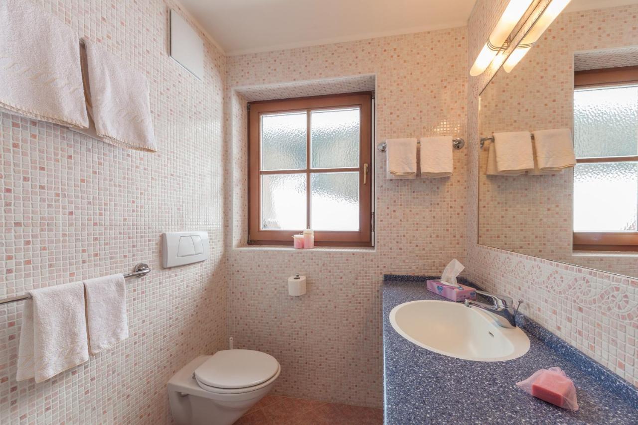 Haus Zur Vogelweide Apartman Dobbiaco Kültér fotó