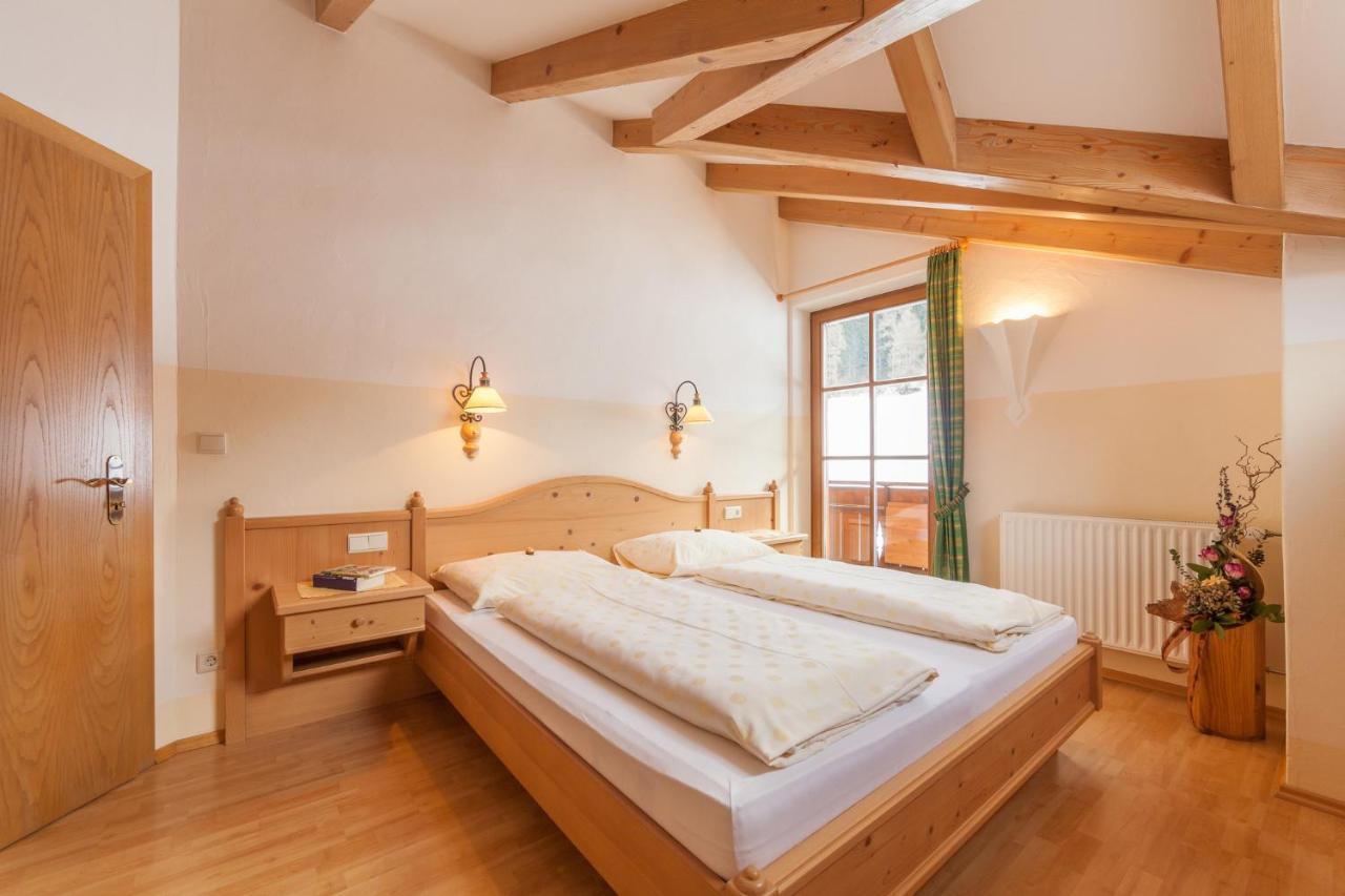 Haus Zur Vogelweide Apartman Dobbiaco Kültér fotó
