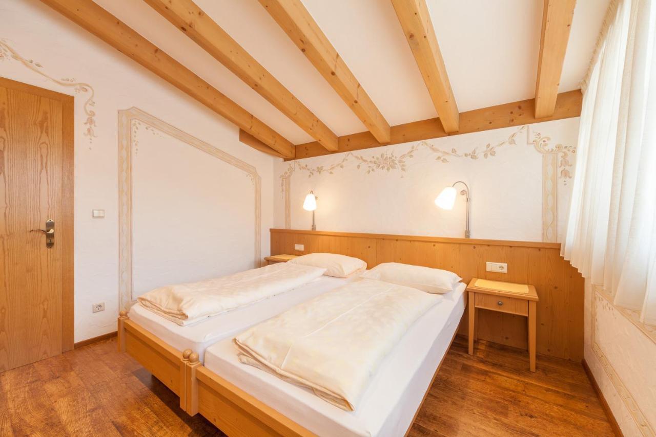 Haus Zur Vogelweide Apartman Dobbiaco Kültér fotó