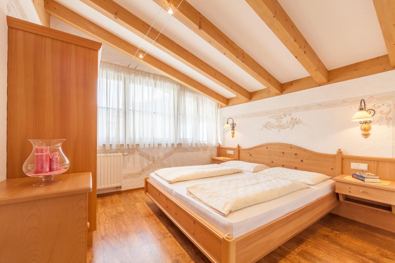 Haus Zur Vogelweide Apartman Dobbiaco Kültér fotó