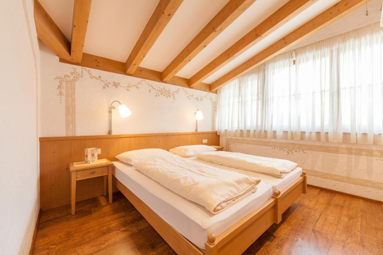 Haus Zur Vogelweide Apartman Dobbiaco Kültér fotó